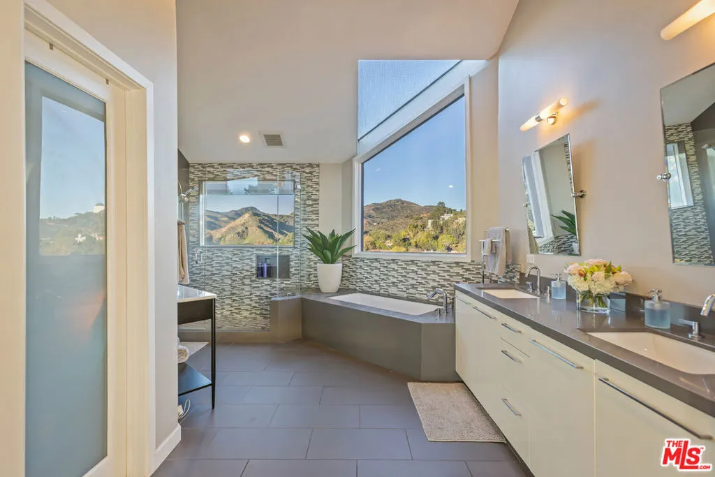 5682 Spreading Oak Drive, Los Angeles, California 90068 home-pic-32